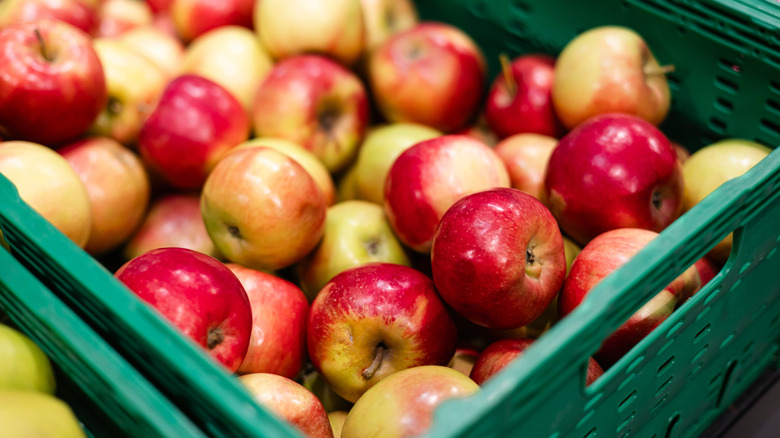 Close up of a pile of apples in grocery store