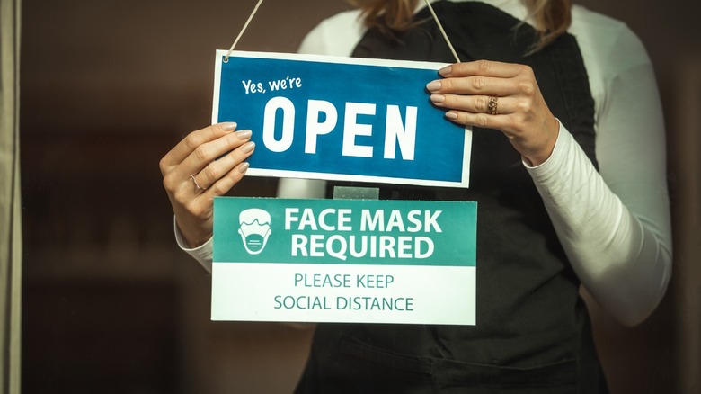 Restaurant signs with mask mandate