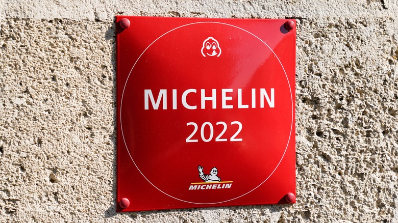 2022 Michelin star symbol on a wall