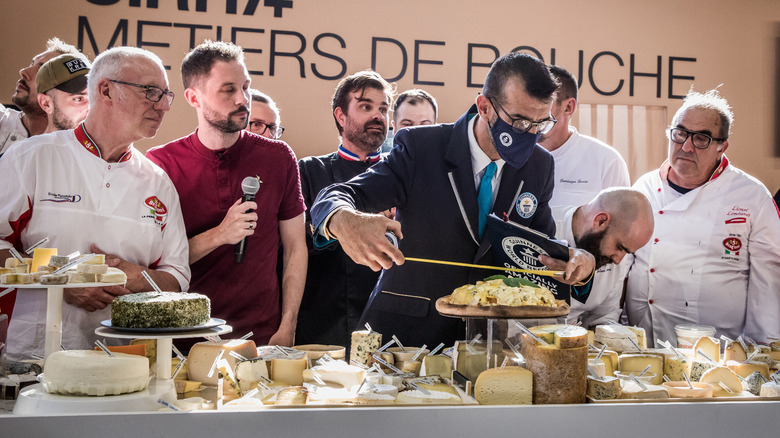 World record judge measuring pizza