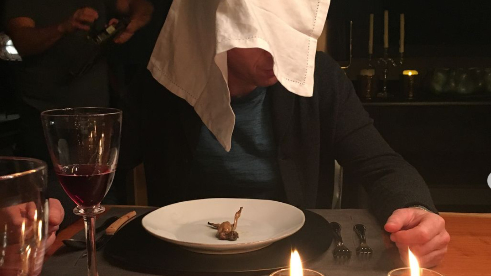 Proč Francouzi při jídle zakrývají hlavy?