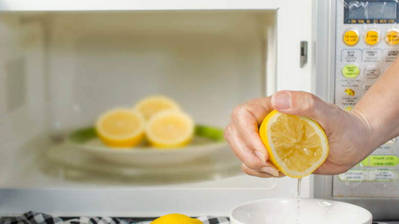 Cooking hack involving microwave and lemons