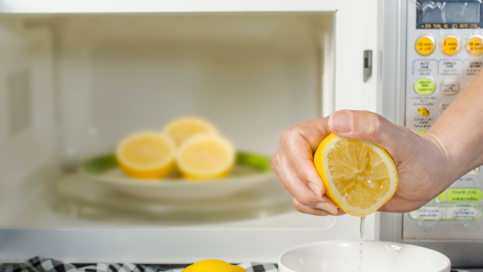 Как эффективно и быстро очистить микроволновку. Микроволновка и лимон. Лимон дома. Как очистить микроволновку апельсином.