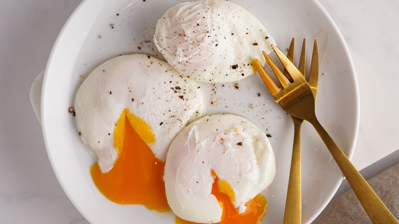 Poached eggs with runny yolks