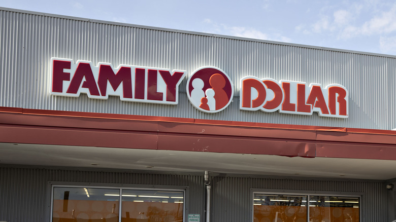 Family Dollar storefront sign