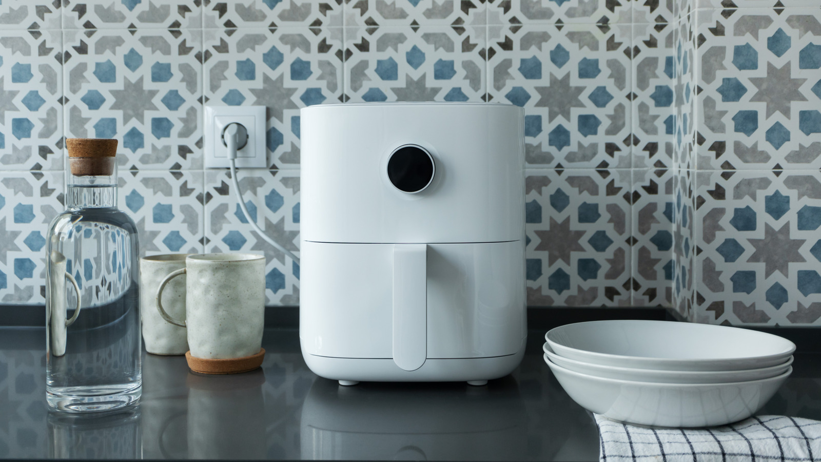 <a href="https://www.mashed.com/2251842/add-water-air-fryer-reheating-food/" target="_blank">Why You Should Add Water To Your Air Fryer When Reheating Food</a>