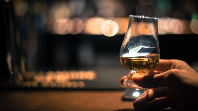 holding scotch for aroma tasting