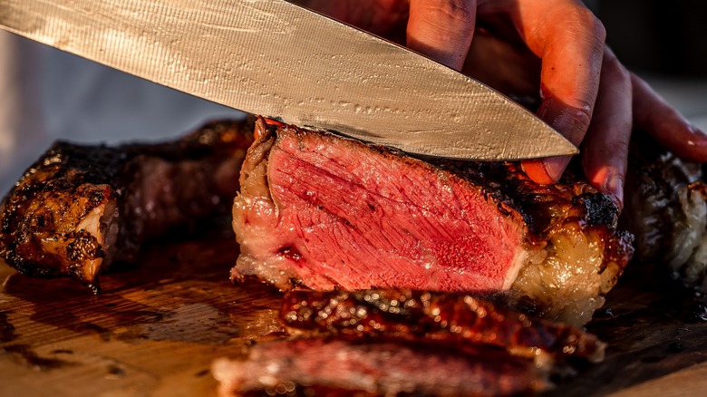 slicing medium-rare steak