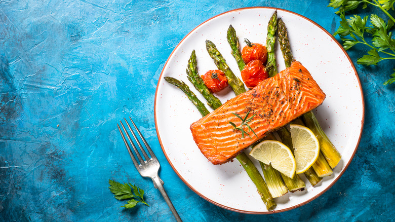 Grilled fish with lemon slices