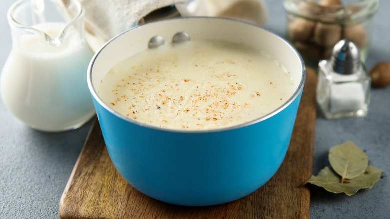 béchamel sauce blue pan