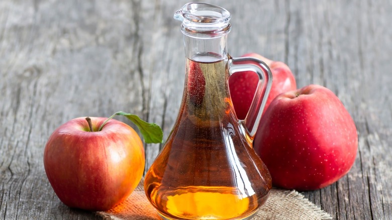 apple cider vinegar next to apples