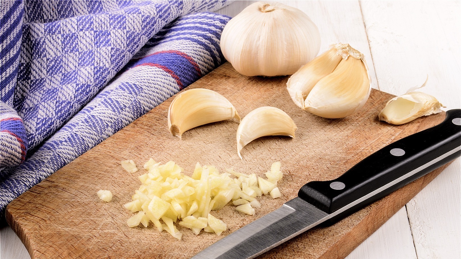 Why You Should Let Chopped Garlic Relax Before Throwing It In A Pan