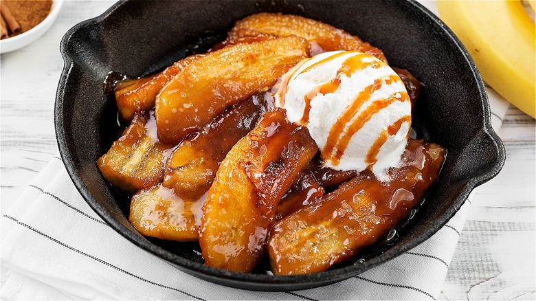 Caramelized bananas and ice cream