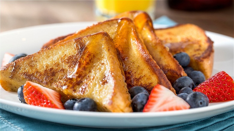French toast, syrup and berries