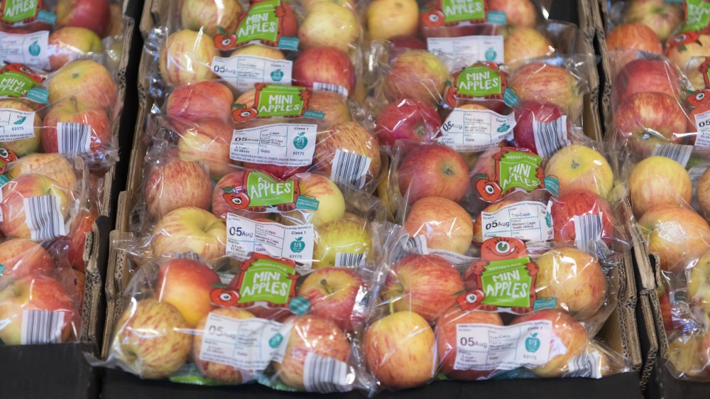 apples, plastic bags