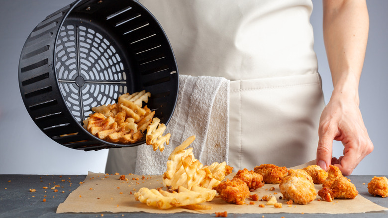 Air fryer basket with food