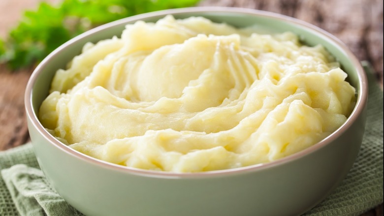 Mashed potatoes in bowl