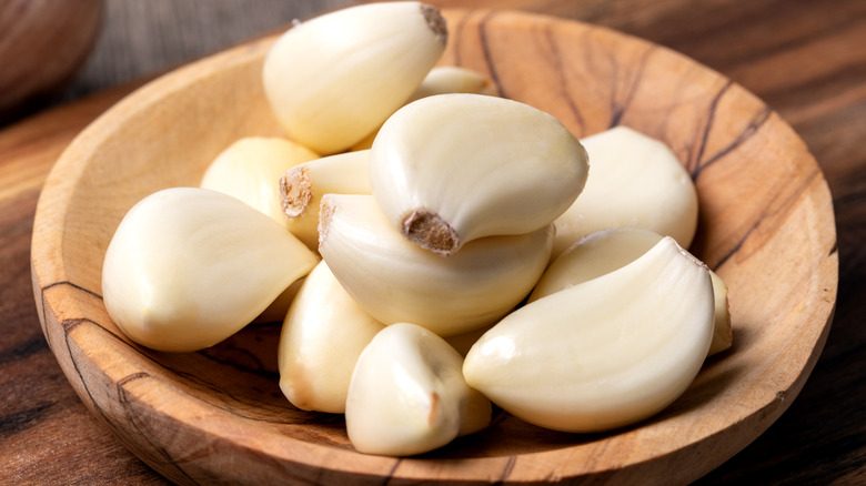 Peeled garlic cloves 