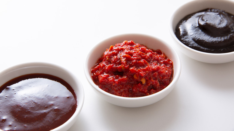 Tiny cups of the ingredients for chili bean sauce