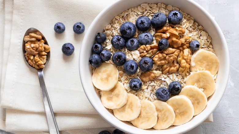 Oatmeal with blueberries, nuts, and bananas
