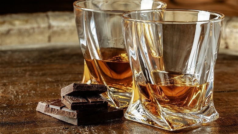 Glasses of rum and bits of chocolate 