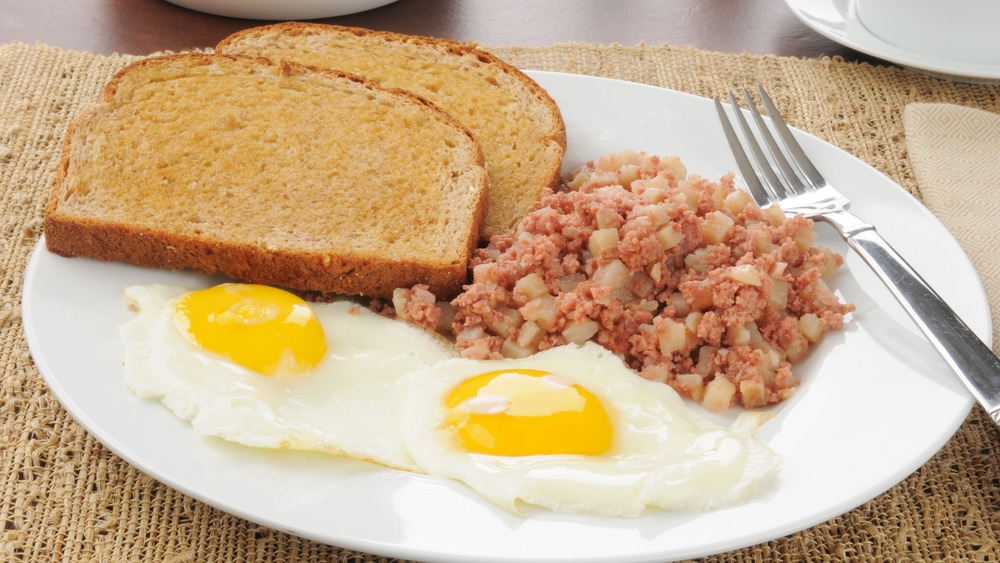 Corned beef hash with eggs and toast