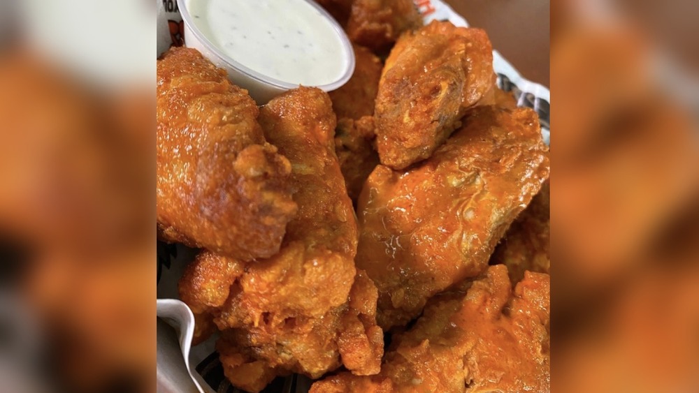 Hooters wings with sauce