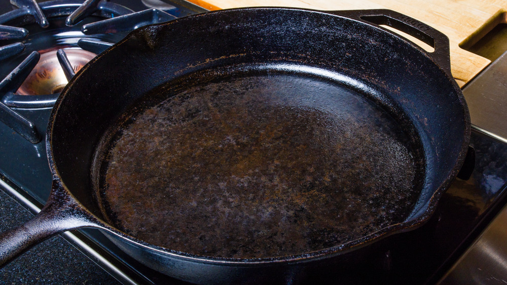 https://www.mashed.com/img/gallery/why-you-should-think-twice-about-seasoning-a-cast-iron-skillet-with-olive-oil/intro-1610127095.jpg