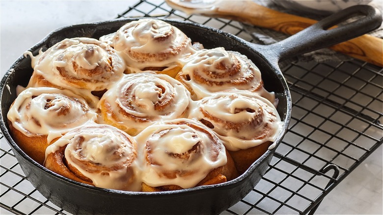 Sweet rolls in cast iron