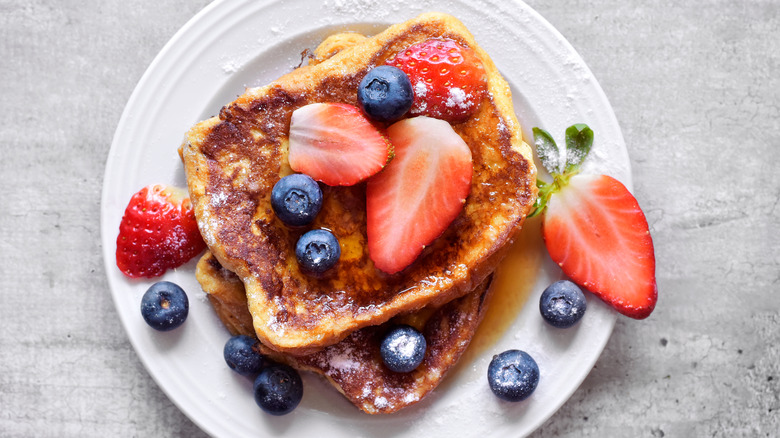 French toast with berries