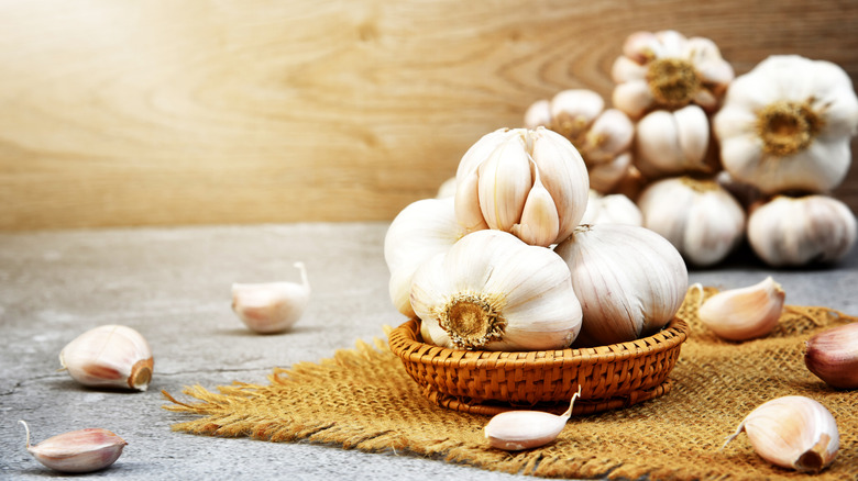 garlic in straw bowl