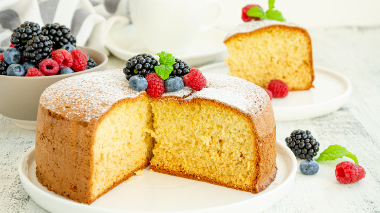 sponge cake with berries 