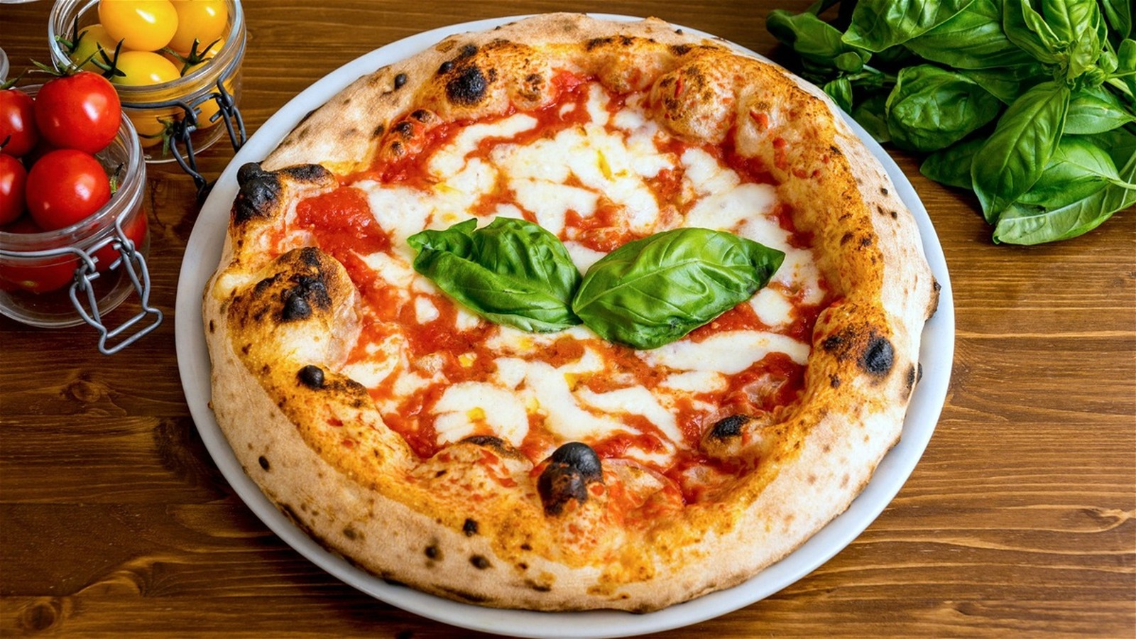 Por qué su pastel de pizza viene sin rebanadas cuando cena en Italia
