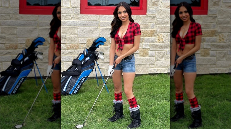 Twin Peaks server playing golf