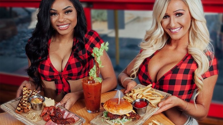 Twin Peaks servers with food