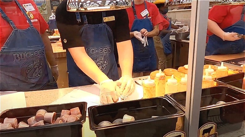 Buc-ee's employees working together