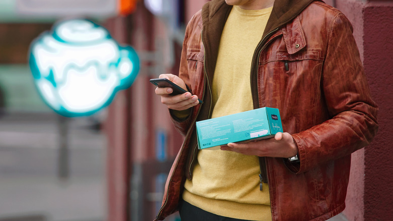   persona al telefono con Cinnabon