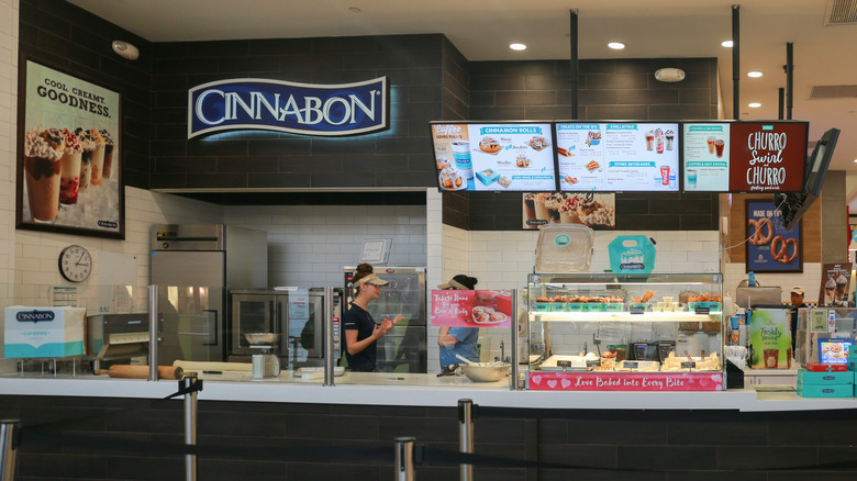   Personale Cinnabon dietro al bancone