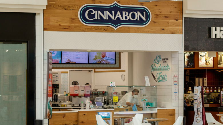   Impiegato Cinnabon al negozio