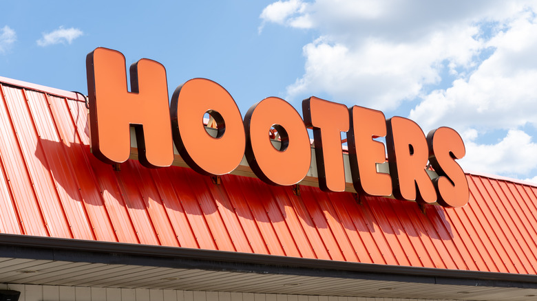hooters restaurant sign