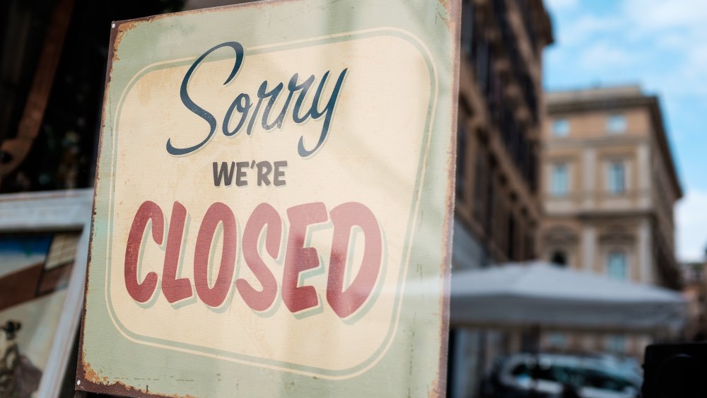 Closed sign on a restaurant door