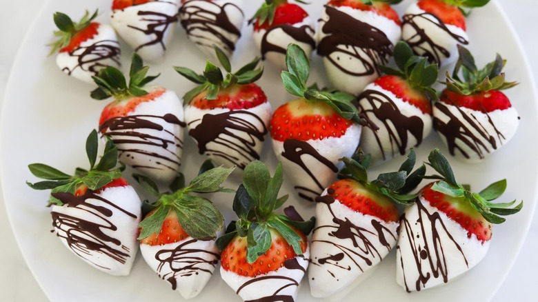 yogurt strawberries on plate 