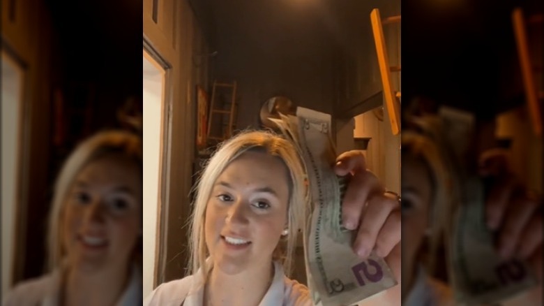 cracker barrel server holds tips