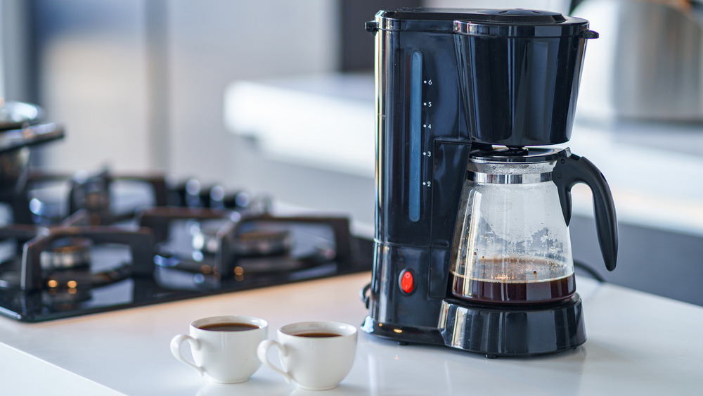 Coffee maker with two coffee cups