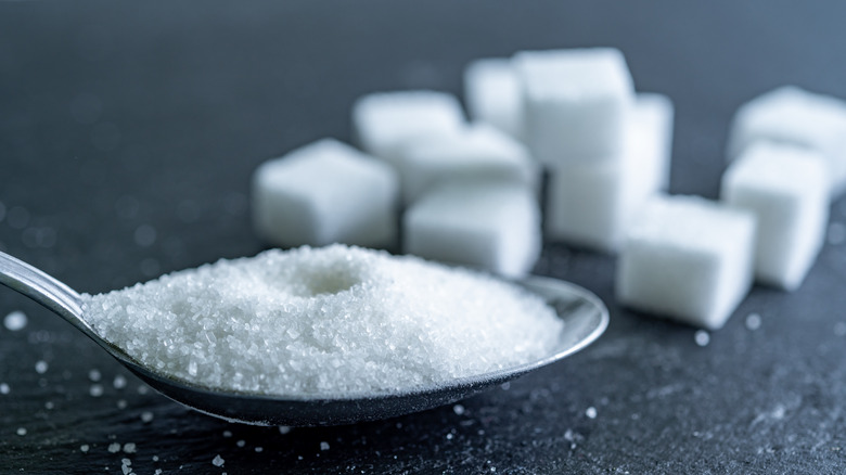 Granulateds sugar in spoon with cubes