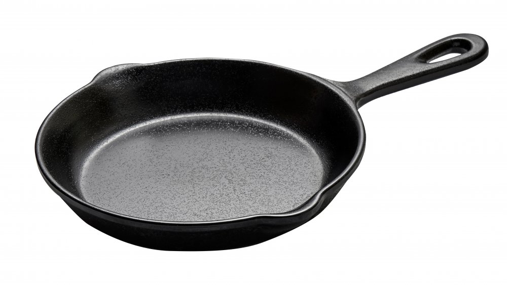 What my skillet looks like after making scrambled eggs : r/castiron