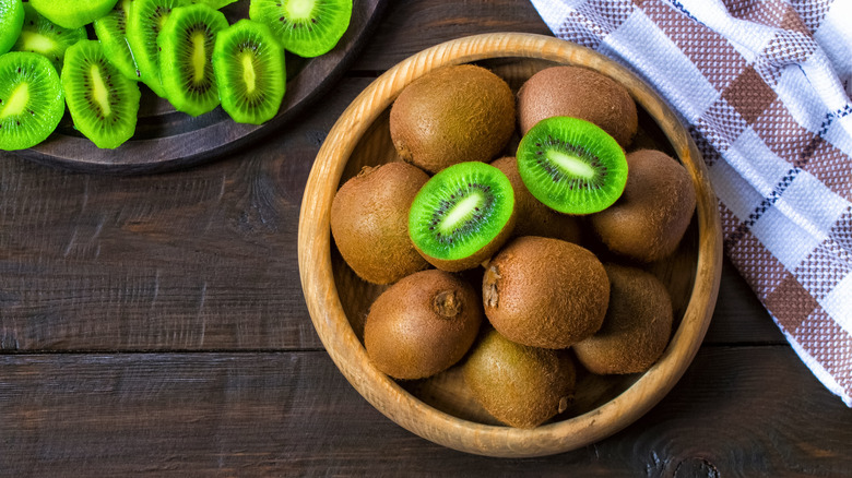 Freshly sliced kiwis on wood table