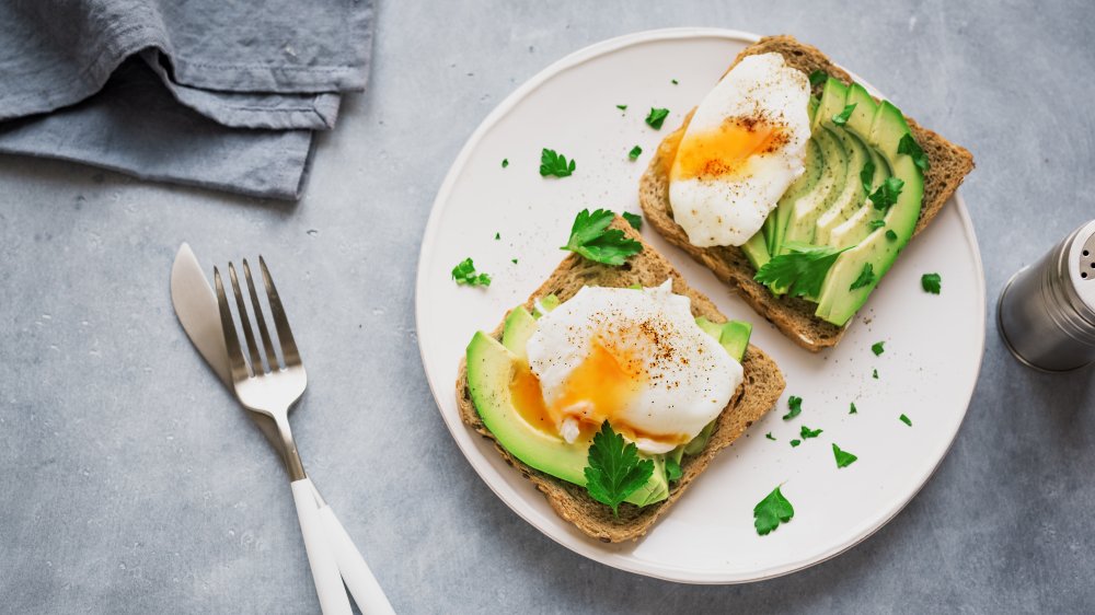 Poached eggs with avacado toast