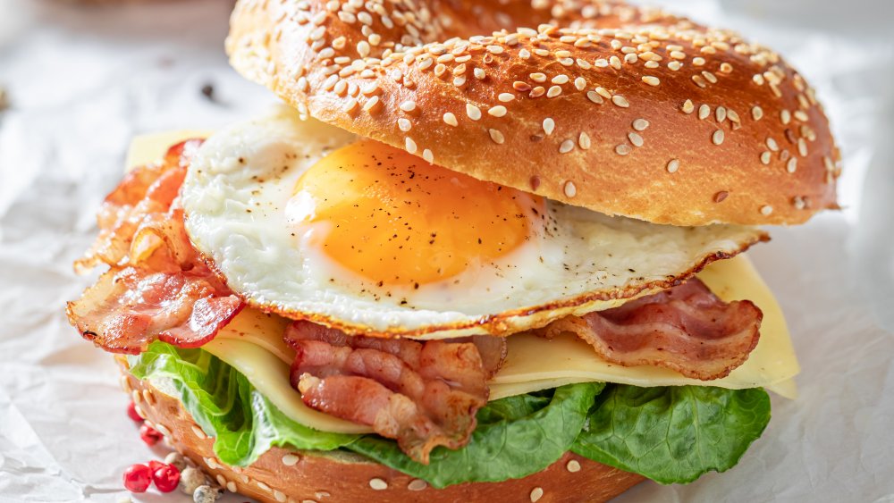 Bagel with egg