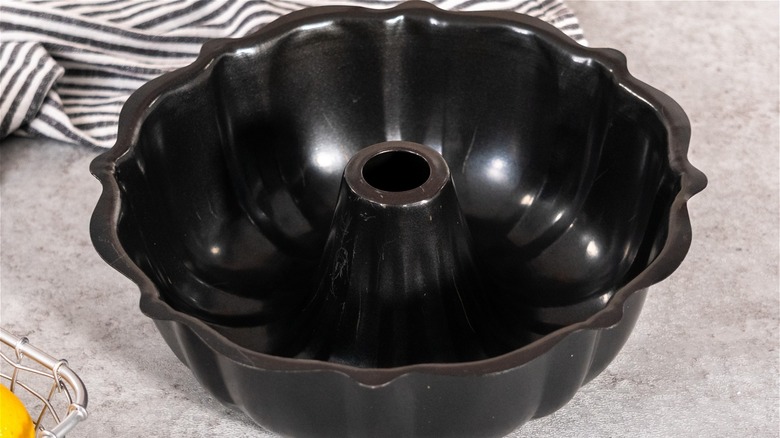 empty bundt pan